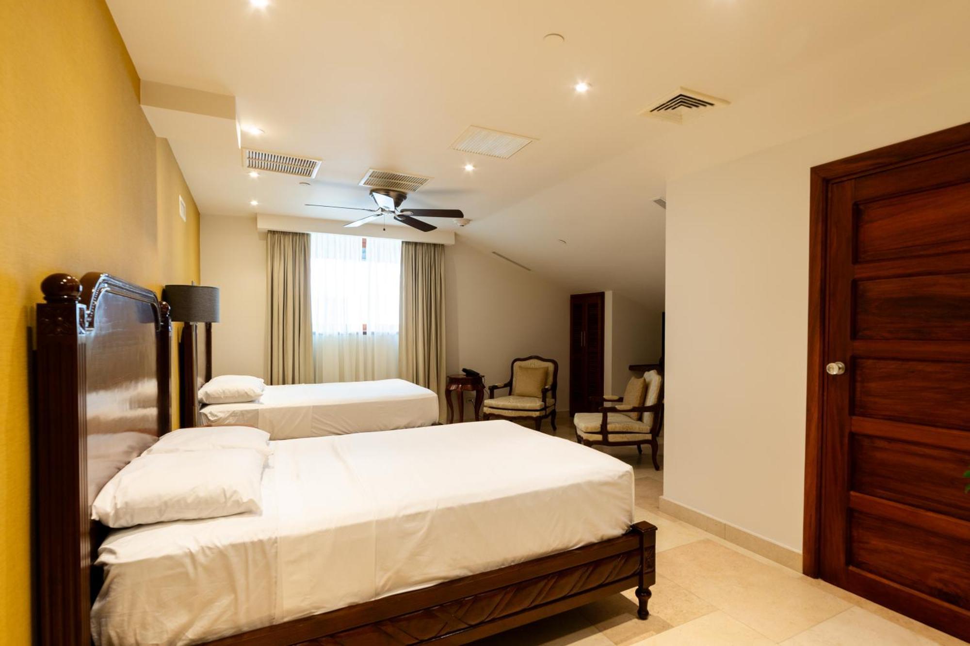 Hotel Plaza Herrera Kota Panama Bagian luar foto